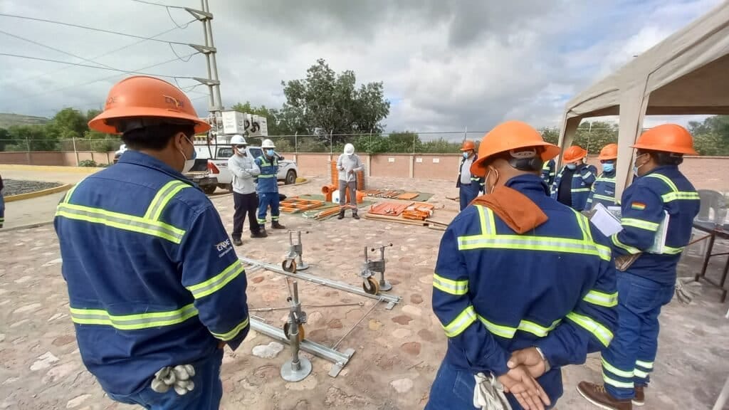 Alunos recebendo instruções no curso de linha viva em subestações na Bolívia 