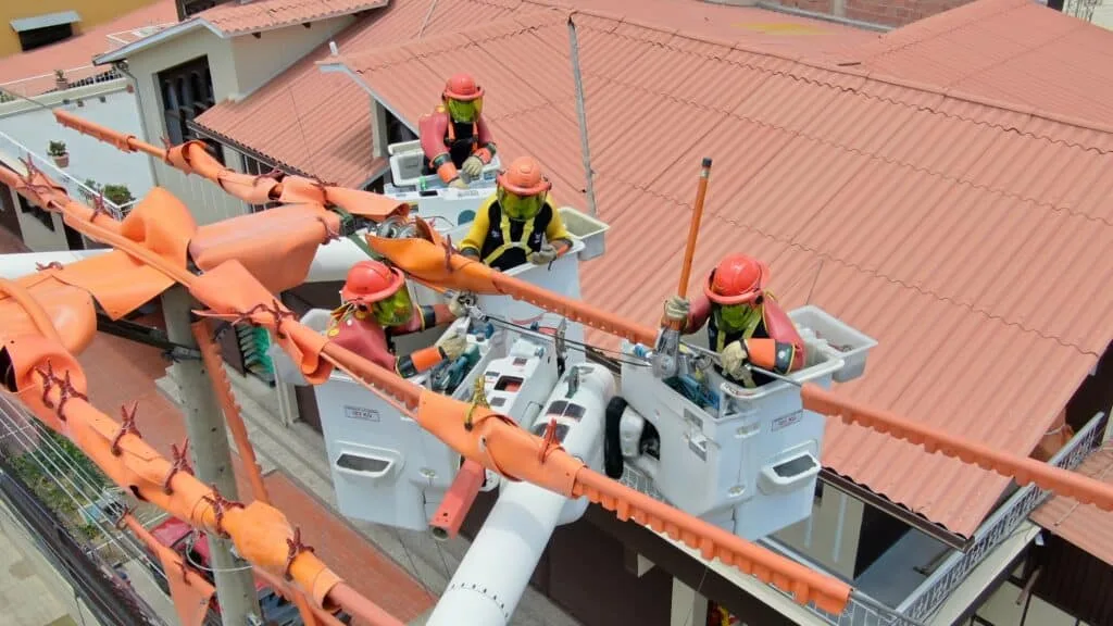 Mantenimiento de línea viva con cesta aérea