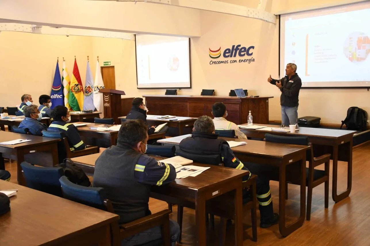 Alunos assistindo o curso de linha viva com materiais CTST