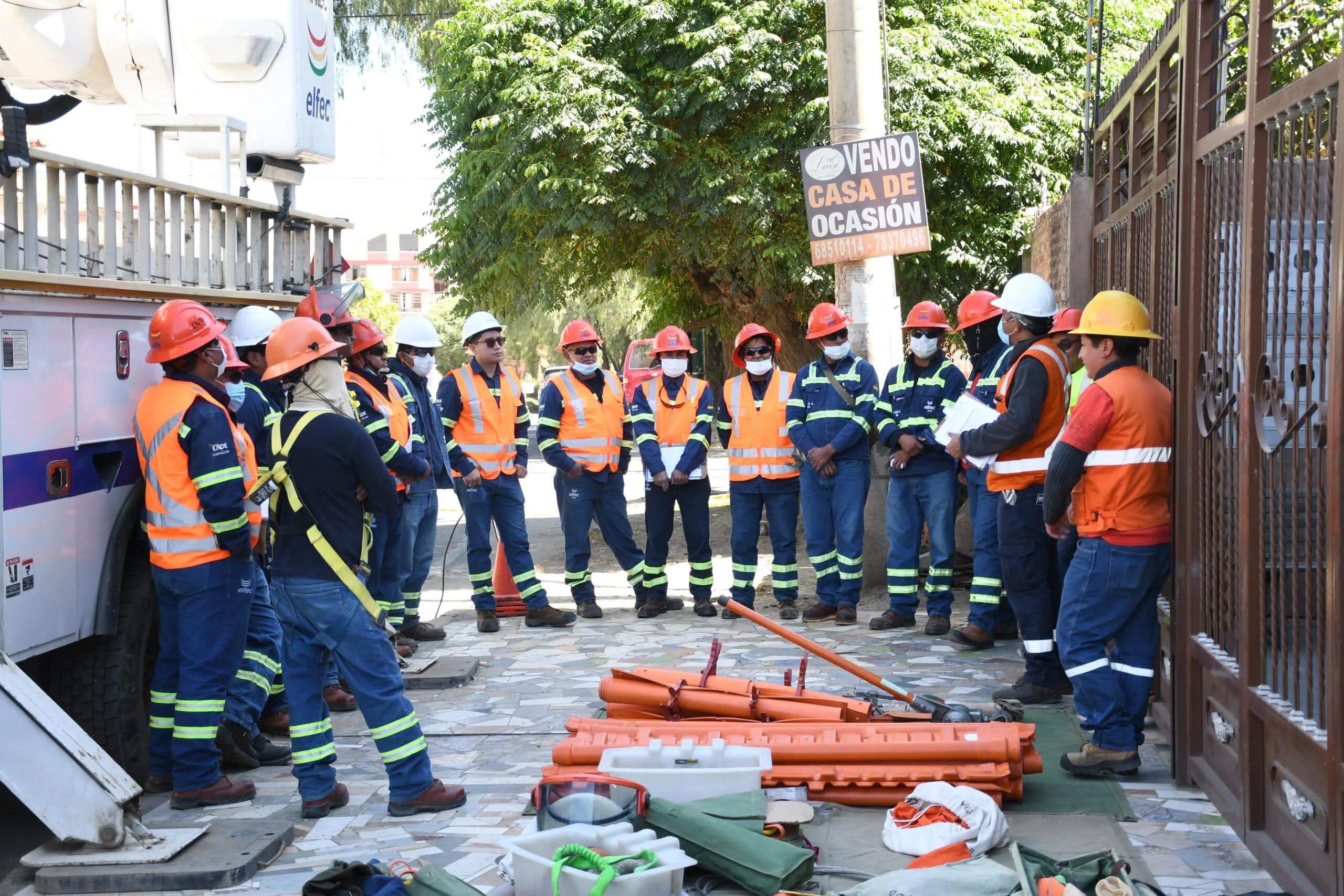 Alunos CTST em treinamento de linha viva