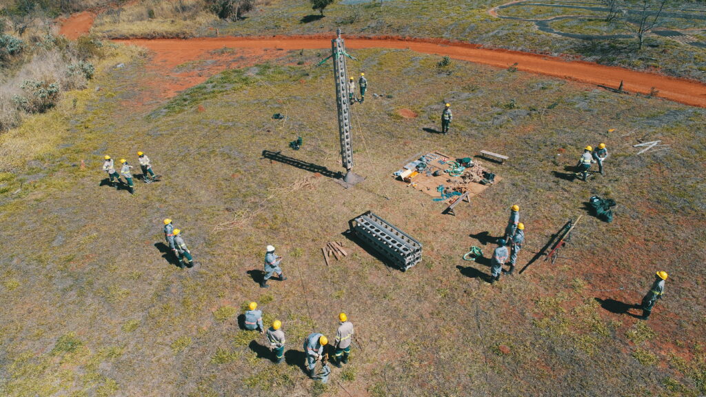 Montagem de torre de emergência. Manutenção em sistemas desenergizados