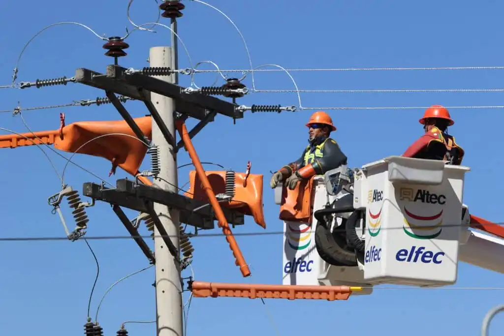 Training students performing live-line activities in Bolivia for ELFEC