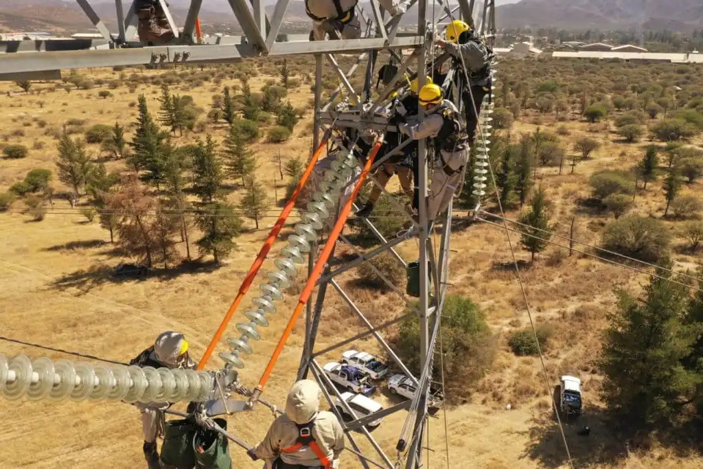 Eletricista de Linha Viva executando um trabalho