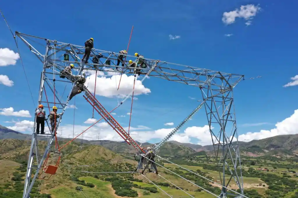 Manutenção em sistemas energizados. Treinamento em Linha Viva de Linhas de Transmissão.
